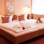 Restaurant Und Zur Puppenstube Pensión 3*