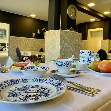 Restaurant Und Zur Puppenstube Vendégház